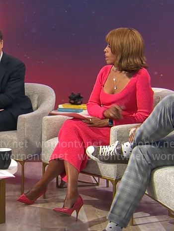 Gayle King’s pink scoop neck rib knit dress on CBS Mornings
