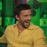 Jonathan Bailey’s yellow sweater on The Kelly Clarkson Show