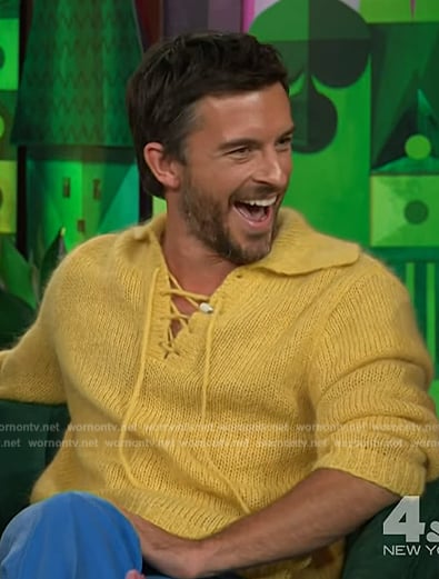 Jonathan Bailey's yellow sweater on The Kelly Clarkson Show