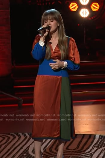 Kelly’s colorblock satin wrap dress on The Kelly Clarkson Show