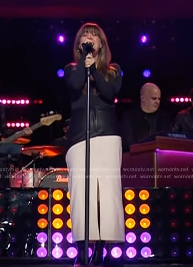 Kelly’s colorblock leather skirt on The Kelly Clarkson Show