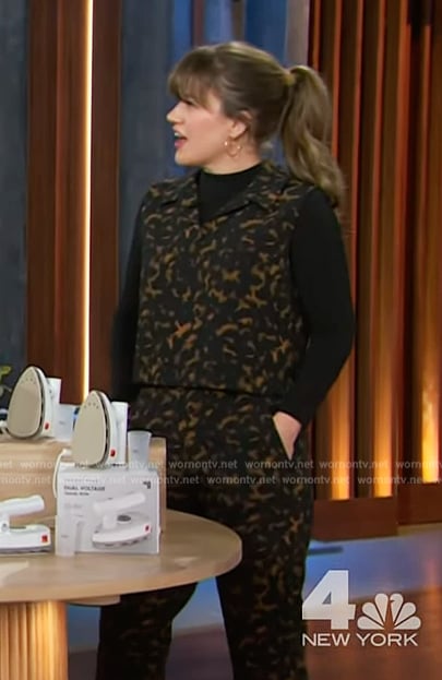 Kelly's printed vest and pants on The Kelly Clarkson Show