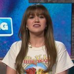 Kelly’s Willie Nelson graphic tee on The Kelly Clarkson Show