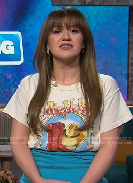 Kelly’s Willie Nelson graphic tee on The Kelly Clarkson Show