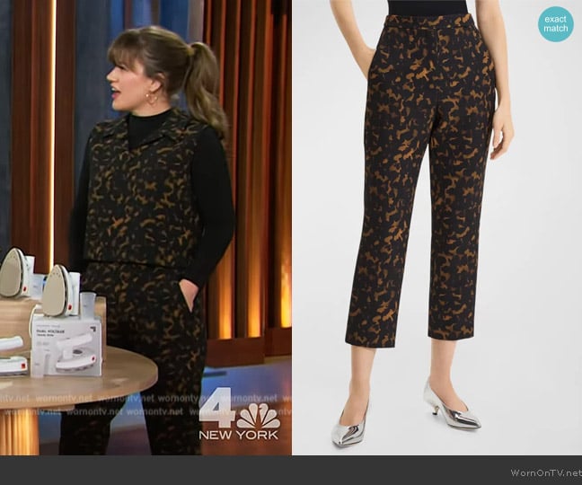 Theory High-Waist Tortoise Crepe Slim Crop Pants worn by Kelly Clarkson on The Kelly Clarkson Show