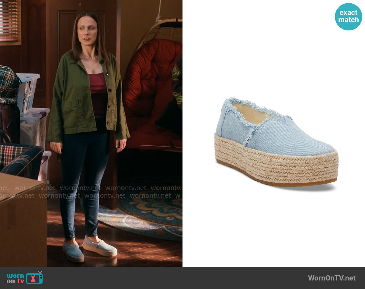 Toms Valencia Canvas Platform Espadrilles in Pastel Blue Washed Denim worn by Kimberly Finkle (Pauline Chalamet) on The Sex Lives of College Girls