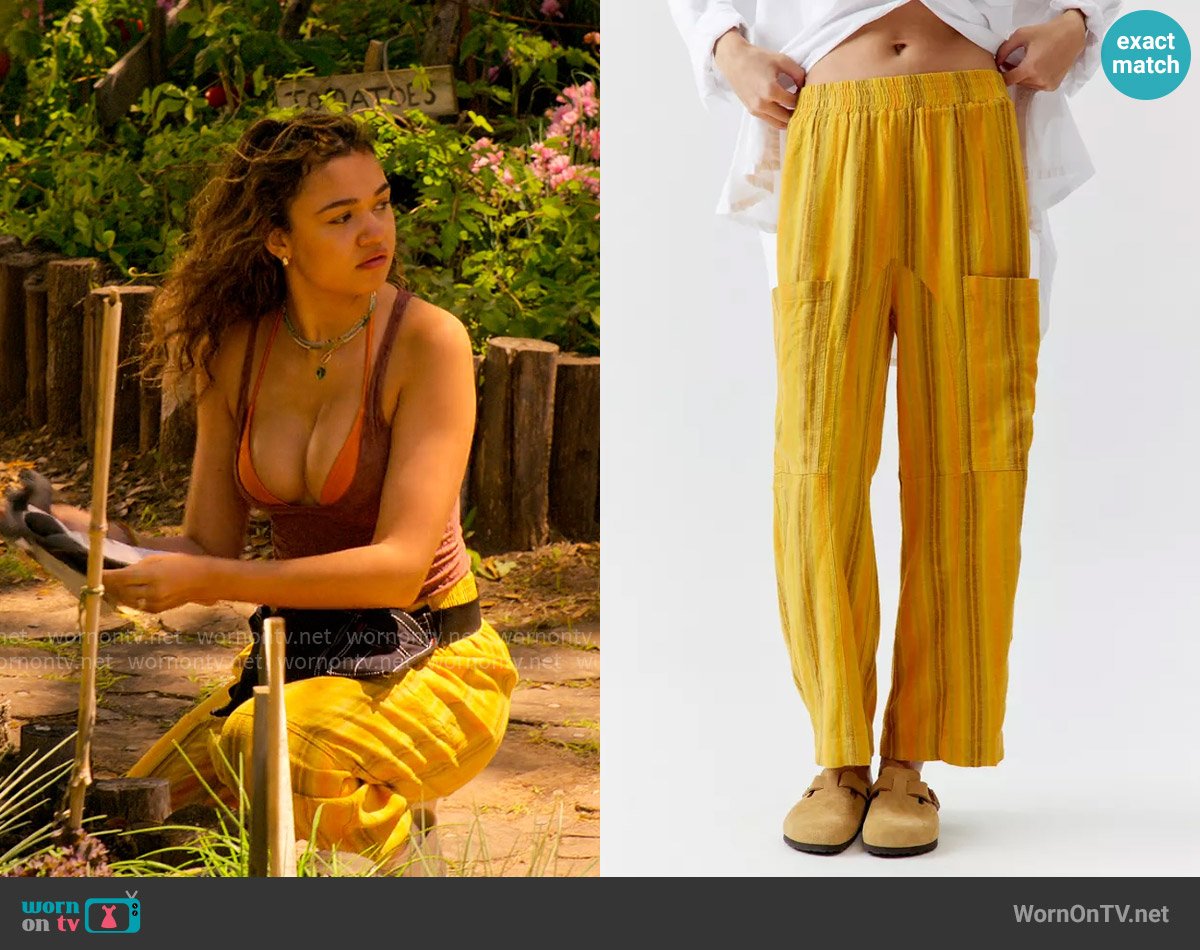 Urban Outfitters Mae Linen Cargo Pant worn by Kiara Carrera (Madison Bailey) on Outer Banks