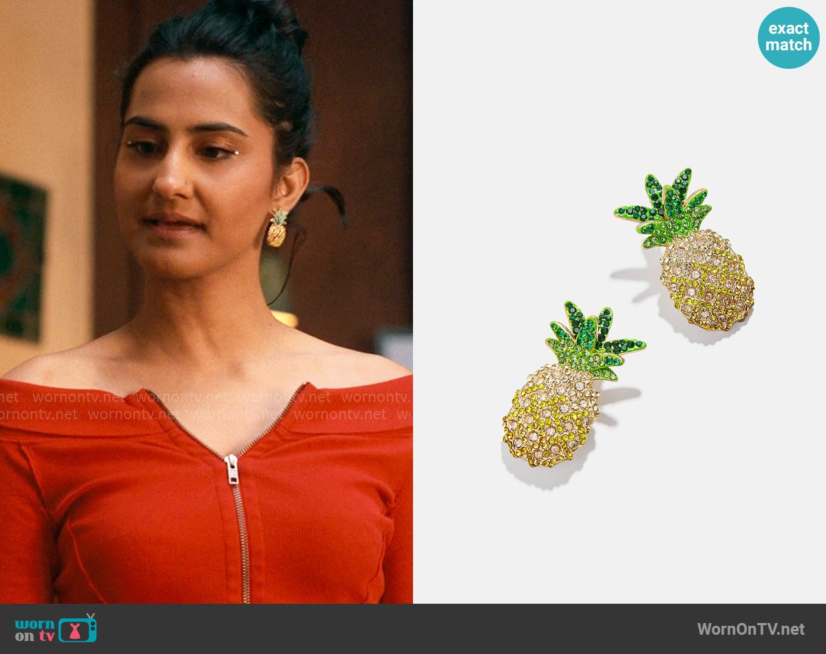 Bela’s pineapple earrings on The Sex Lives of College Girls