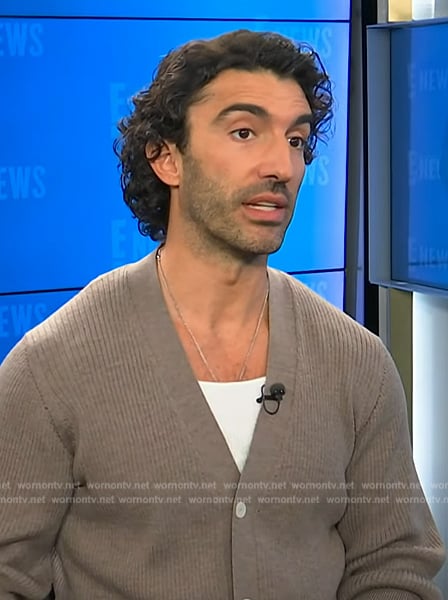 Justin Baldoni’s gray cardigan on E! News