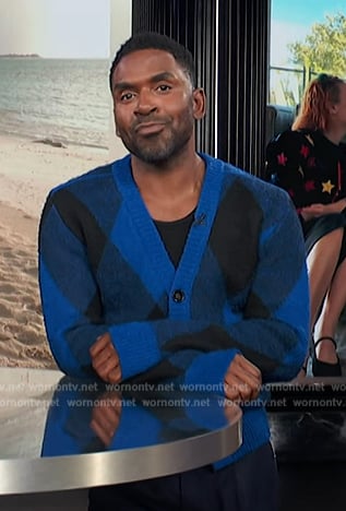 Justin’s blue argyle knit cardigan on E! News