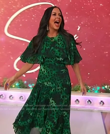 Sara Evans' green leopard print ruffle dress on Sherri