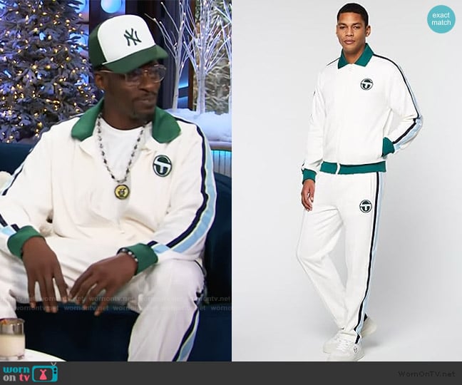 Pete Rock’s white track pants on The Kelly Clarkson Show