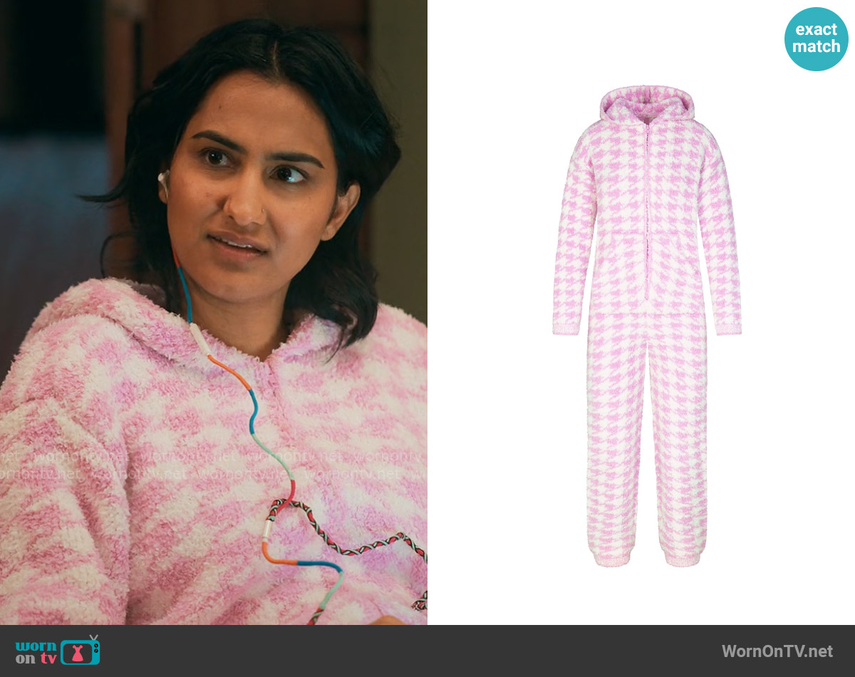 Skims Knit Unisex Onesie in Petal Houndstooth worn by Bela Malhotra (Amrit Kaur) on The Sex Lives of College Girls