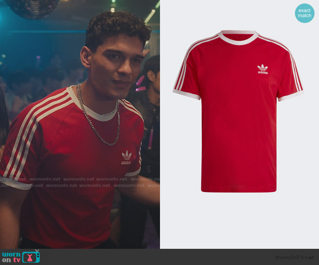 Adidas Adicolor three stripe t-shirt in red worn by Quincy Shabazian (Anthony Keyvan) on XO Kitty