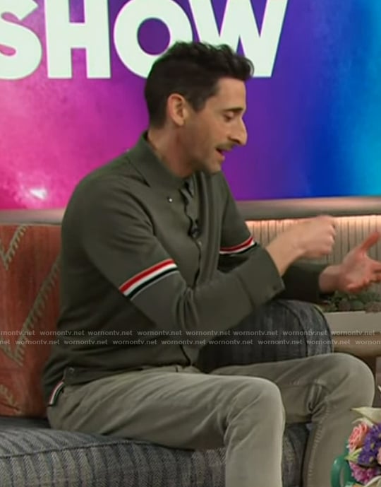 Adrien Brody’s sleeve stripe shirt on The Kelly Clarkson Show