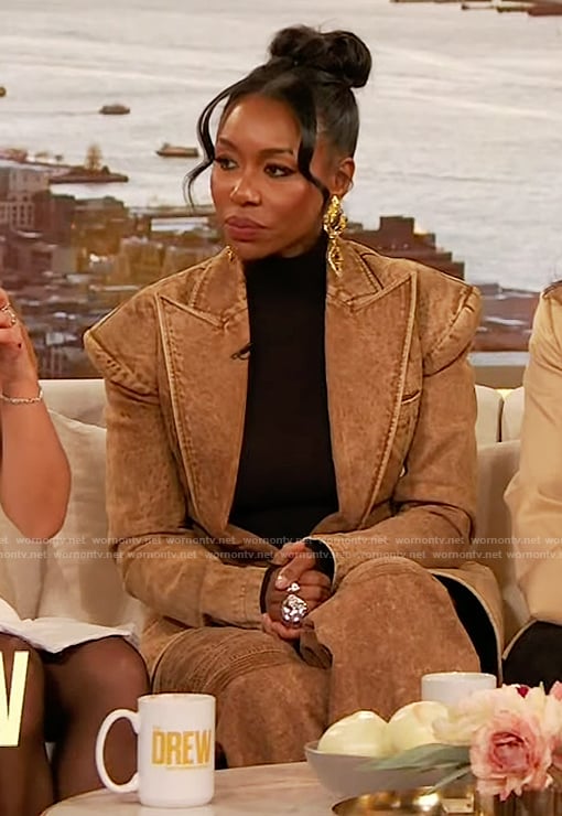 Amanda Warren's beige suede coat on The Drew Barrymore Show