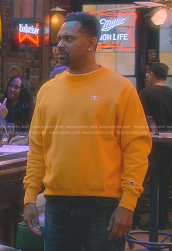 Bennie's yellow sweatshirt on The Upshaws