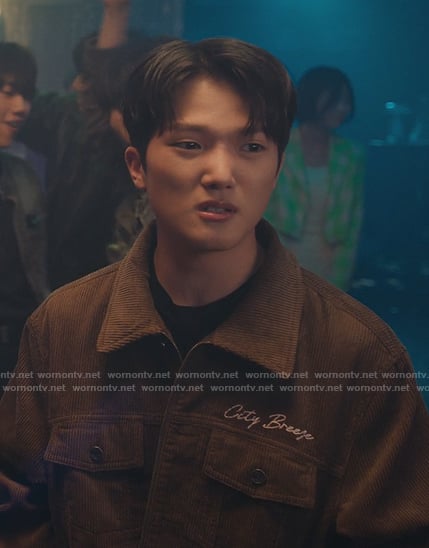 Dae's brown corduroy jacket on XO Kitty