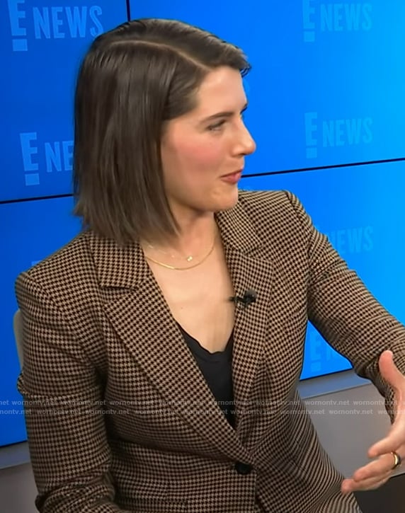 Daryn Carp’s houndstooth print blazer on E! News