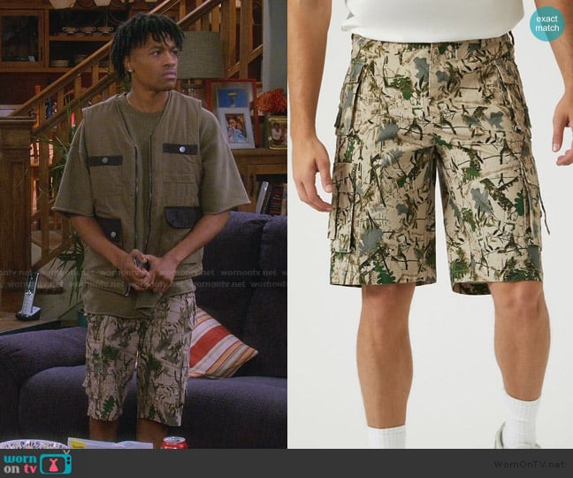 Forever 21 Leaf Print Cargo Shorts worn by Kelvin (Diamond Lyons) on The Upshaws