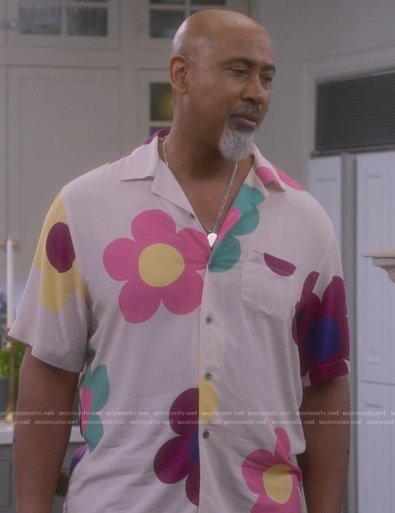 Frank's daisy print short sleeve shirt on The Upshaws