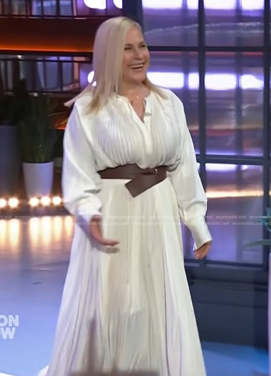 Patricia Arquette's white pleated dress on The Kelly Clarkson Show