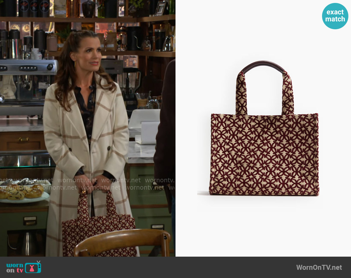 H&M Cotton Blend Tote Bag in Light beige/burgundy patterned worn by Chelsea Lawson (Melissa Claire Egan) on The Young and the Restless