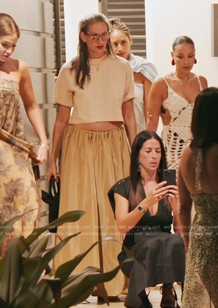 Jenna's beige elastic waist skirt on The Real Housewives of New York City