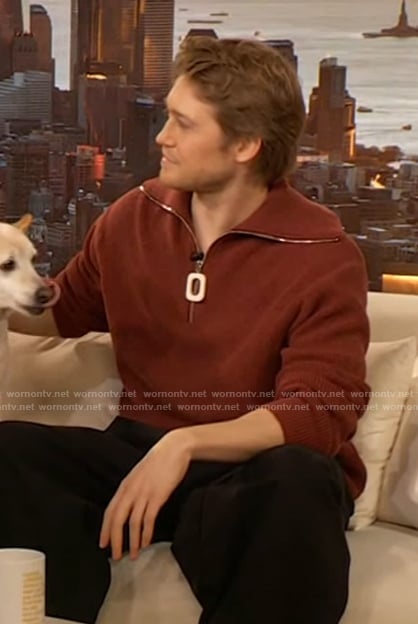 Joe Alwyn’s brown sweater on The Drew Barrymore Show