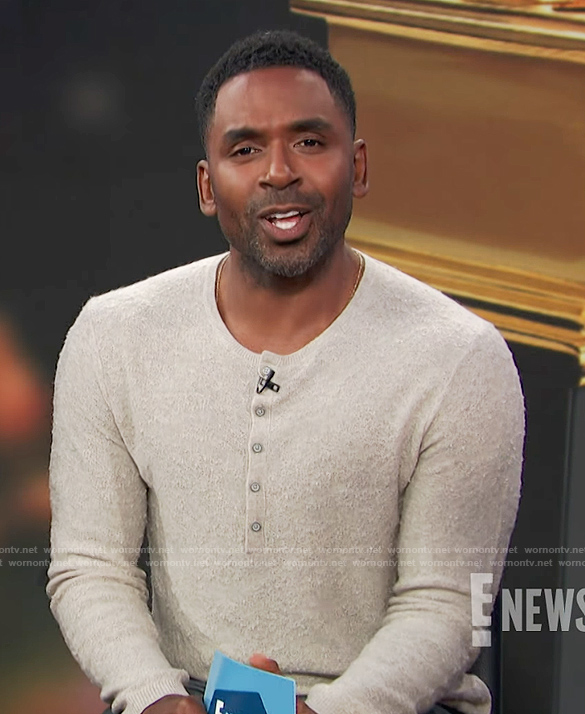 Justin’s beige button henley sweater on E! News