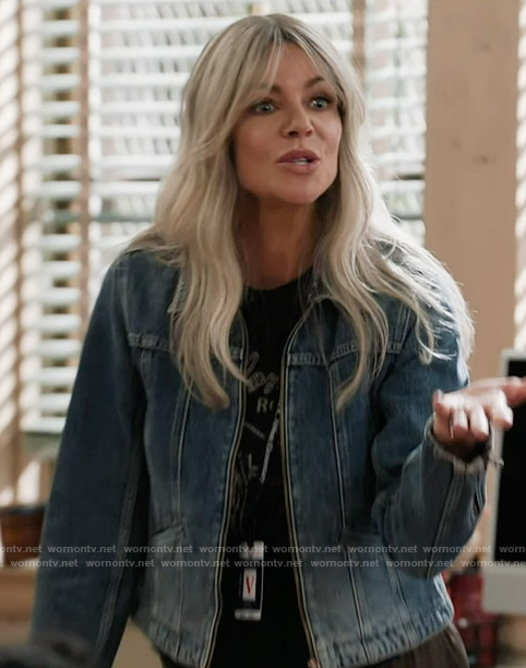 Dee's denim jacket on Abbott Elementary