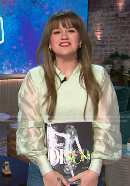 Kelly’s light green layered top on The Kelly Clarkson Show