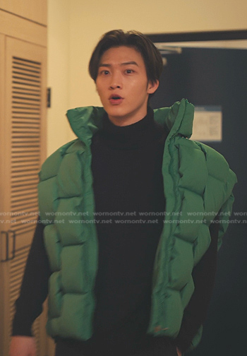 Min Ho's green puffer vest on XO Kitty