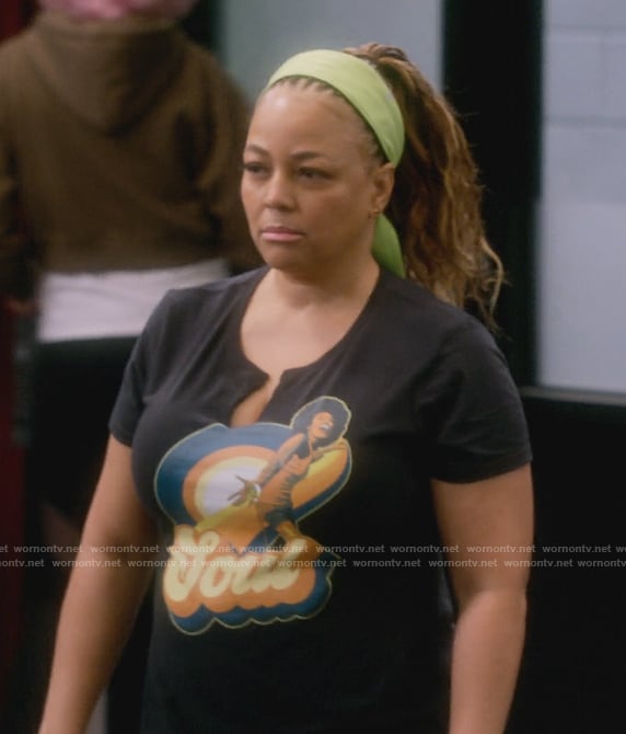 Regina's soul graphic tee on The Upshaws