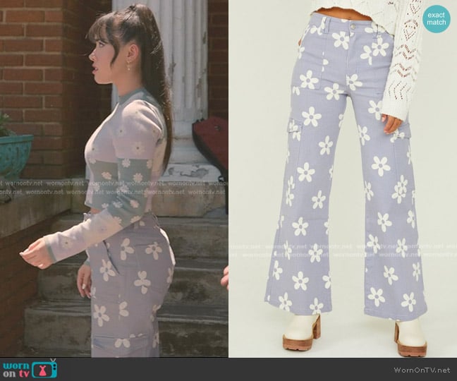 Altar'd State Flower Cargo Pants worn by Lily (Artemis) on Sweet Magnolias