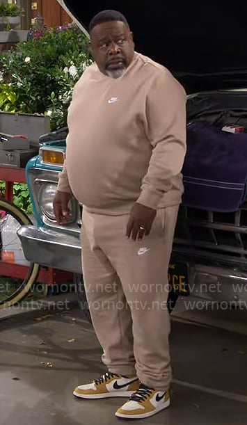 Calvin's beige sweatshirt and pants set on The Neighborhood