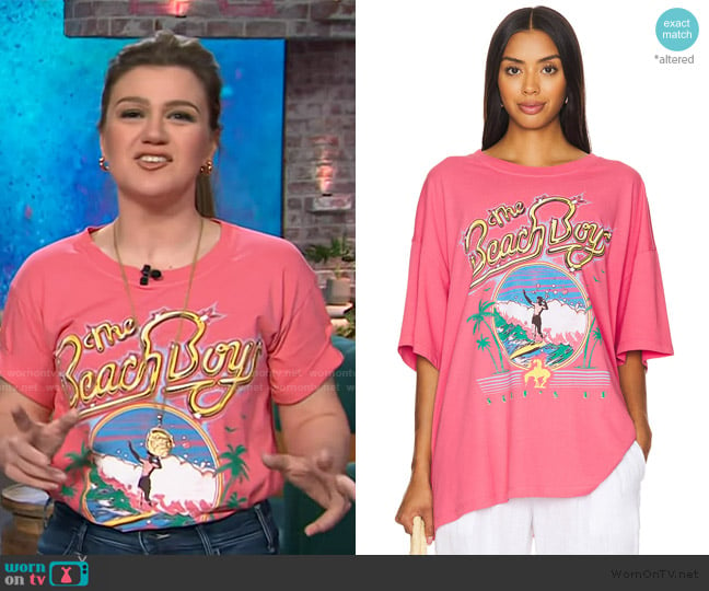 Daydreamer The Beach Boys Surfs Up Tee Shirt worn by Kelly Clarkson on The Kelly Clarkson Show