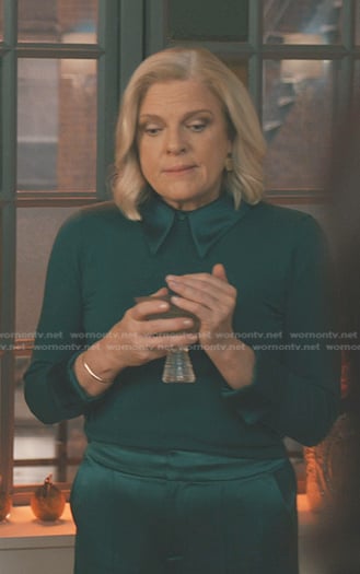 Detective Donnelly's green collared sweater on Elsbeth