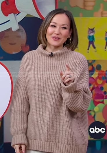 Eva's beige oversized knit sweater on Good Morning America