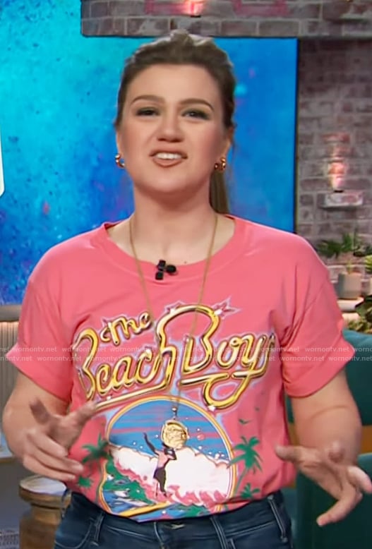 Kit’s pink Beach Boy’s graphic tee on The Kelly Clarkson Show