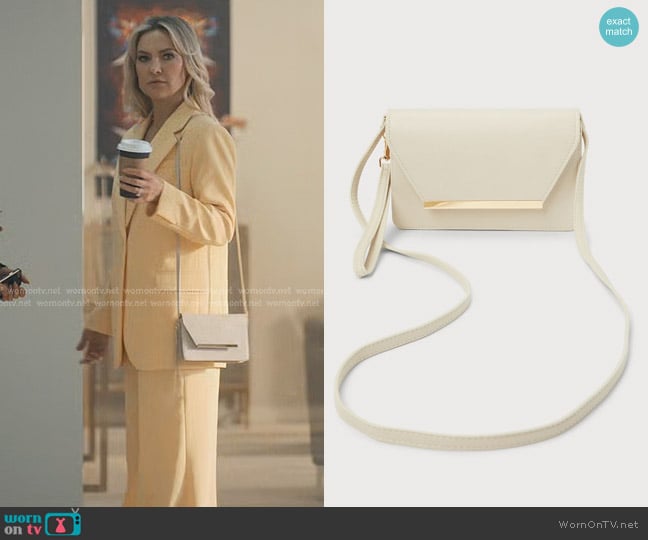 Lulus Modern Class Bone Crossbody Wallet Bag worn by Isla Gordon (Kate Hudson) on Running Point