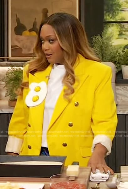 Sunny’s yellow blazer and white tee on The Drew Barrymore Show