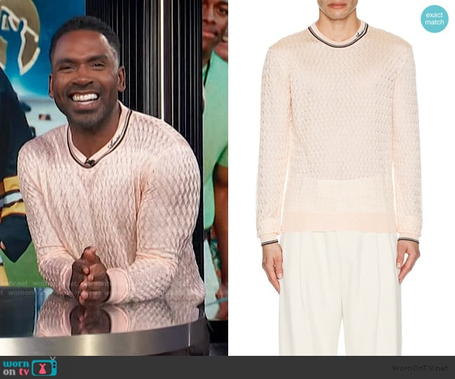 Justin’s pink cable knit sweater on E! News