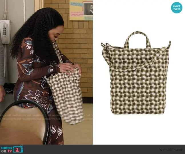 Janine’s green printed tote on Abbott Elementary