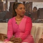 Dr Kameelah Phillips’ pink colorblock ribbed dress on The Drew Barrymore Show