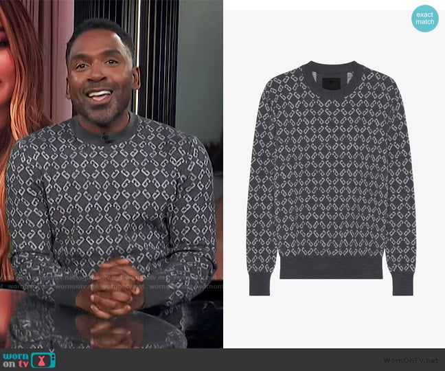 Justin’s gray logo print sweater on E! News