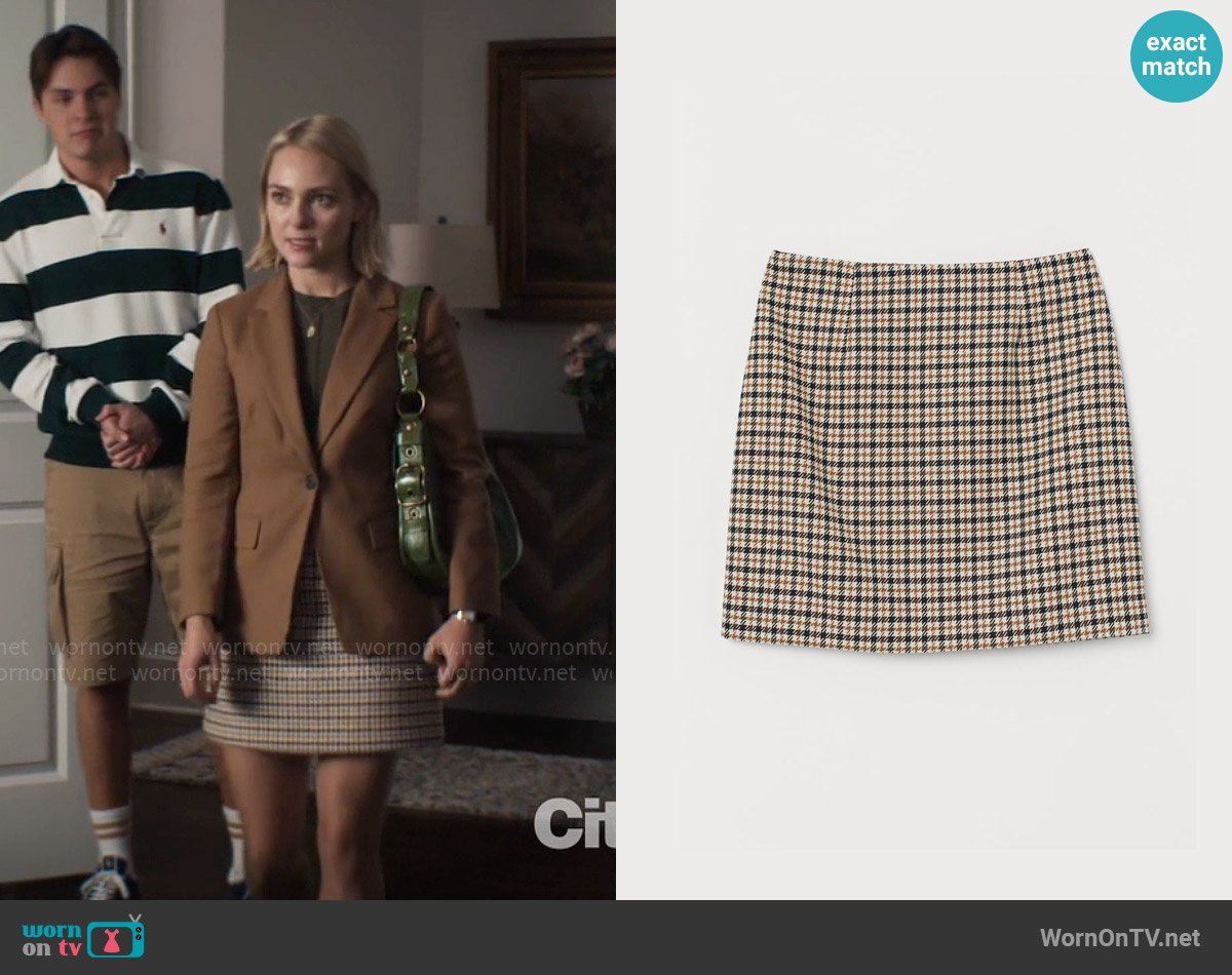 H&M Short Skirt in Beige/Dogtooth-patterned worn by Alice (AnnaSophia Robb) on Grosse Pointe Garden Society