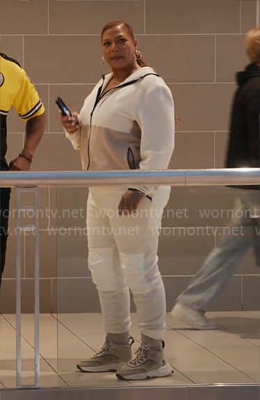 Robyn's beige and white colorblock sweatshirt and pants set on The Equalizer