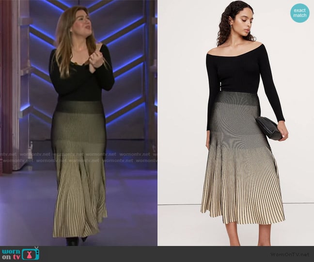 Banana Republic Sculpted V-Neck Maxi Dress worn by Kelly Clarkson on The Kelly Clarkson Show