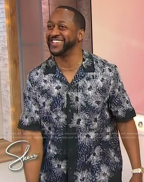 Jaleel White’s navy printed shirt on Sherri